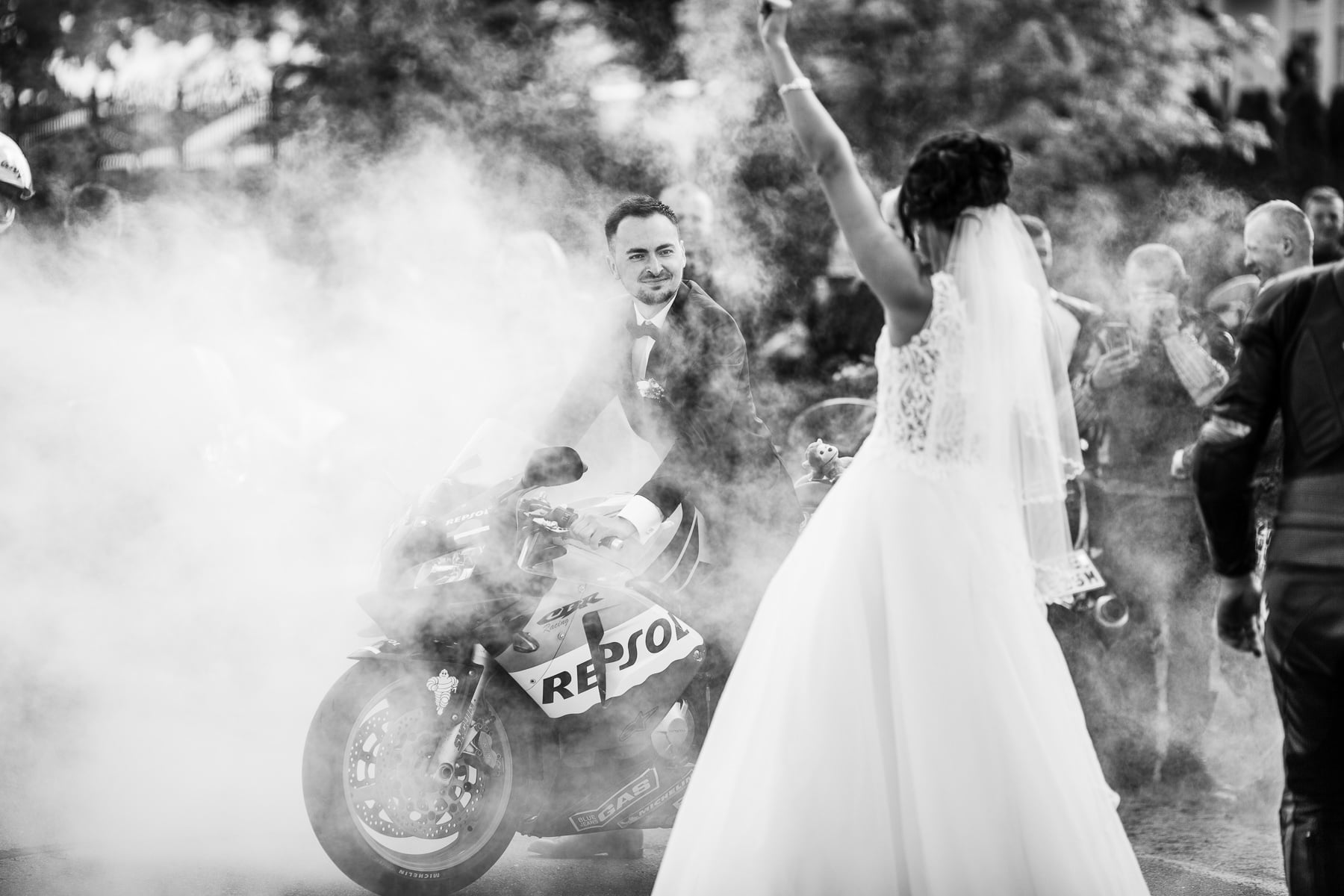 sesja ślubna na motocyklach
